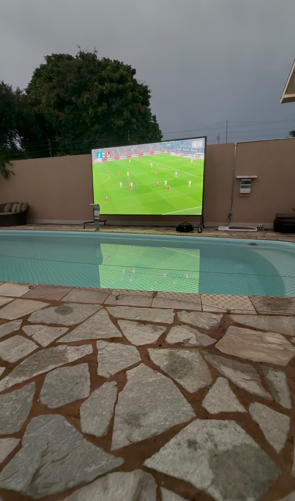 Painel de LED com futebol à beira da piscina