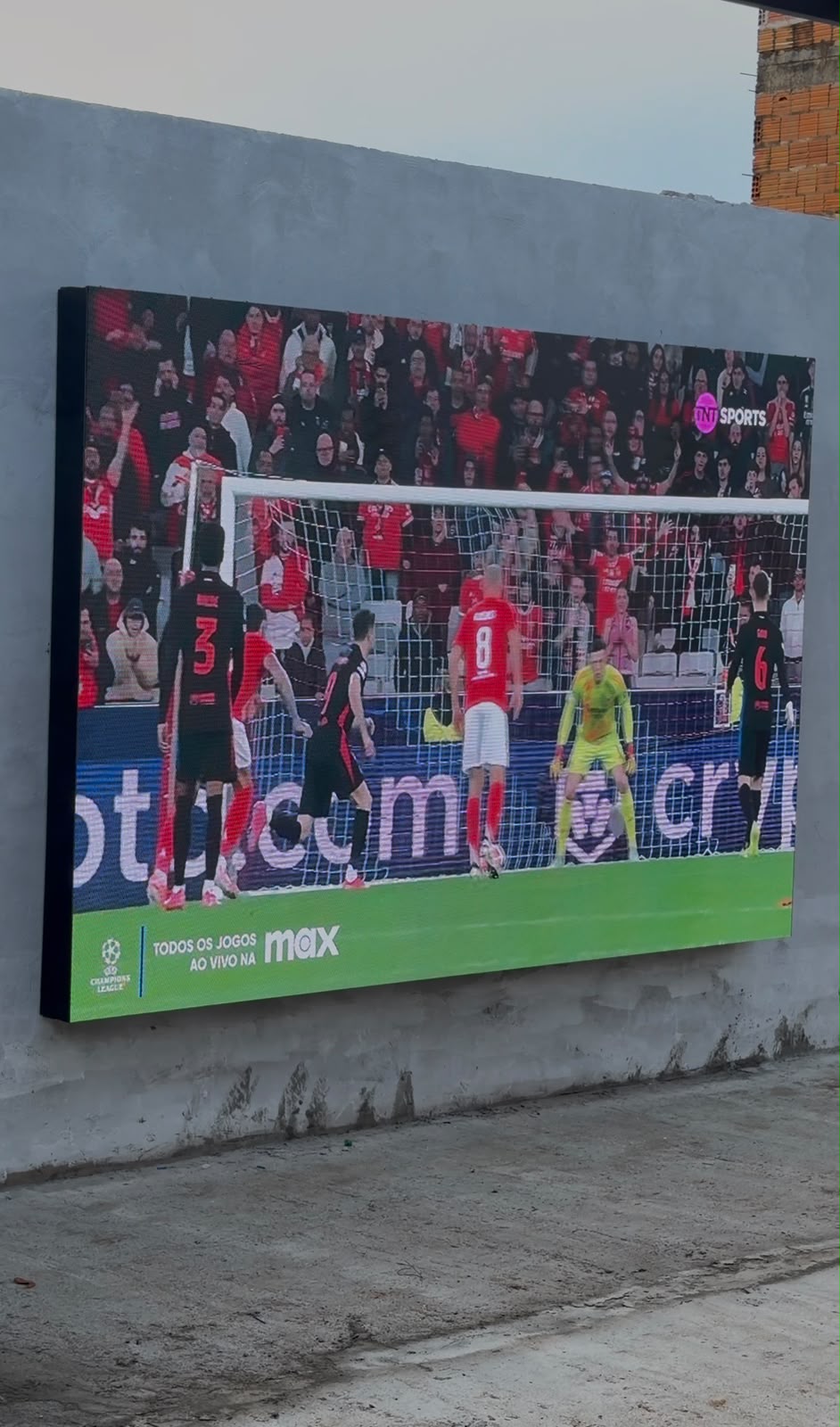 Painel de LED outdoor transmitindo futebol